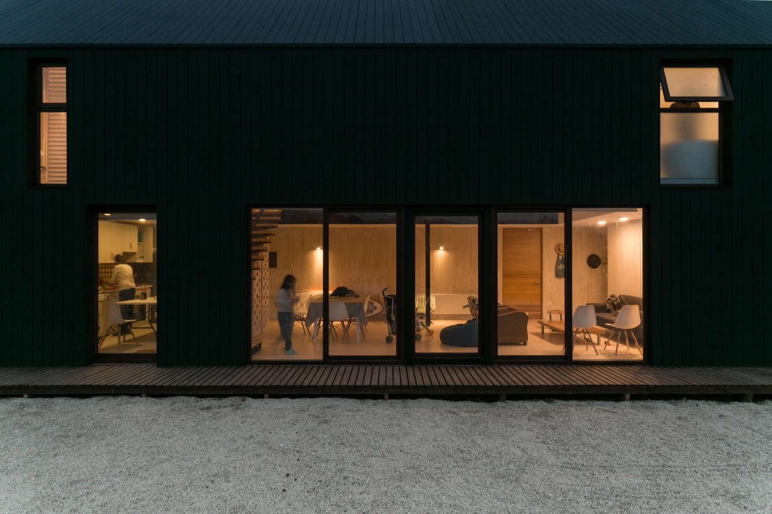Casa Larga — detalle de módulos SIP en muro, arquitecto Alejandro Soffia